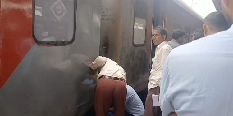 West Bengal Train incident-पश्चिम बंगाल के गिधनी स्टेशन के पास दुरंतो एक्सप्रेस की बोगियां दो भागों में बंटी, मचा हड़कंप, मामले की जांच शुरू, देखिए video