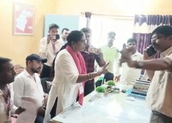 Jamshedpur rural hungama : पटमदा में मानवाधिकार कार्यकर्ताओं ने अंचल कार्यालय में किया हंगामा, जानें पूरा मामला