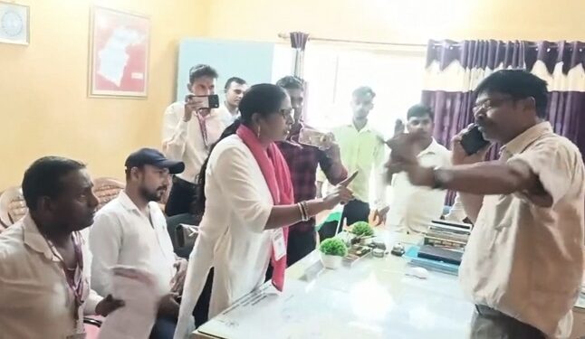 Jamshedpur rural hungama : पटमदा में मानवाधिकार कार्यकर्ताओं ने अंचल कार्यालय में किया हंगामा, जानें पूरा मामला