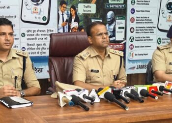 Jamshedpur police initiative : जमशेदपुर में शुरू हुआ ‘जोहार पुलिस’ चैटबॉट, अब मोबाइल से मिलेगी पुलिस की मदद, देखिए – video Jamshedpur police initiative : जमशेदपुर में शुरू हुआ ‘जोहार पुलिस’ चैटबॉट, अब मोबाइल से मिलेगी पुलिस की मदद, देखिए – video