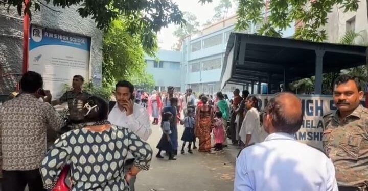 Jamshedpur fire – सोनारी के स्कूल में शॉर्ट सर्किट से लगी आग, बच्चे सुरक्षित, फायर ब्रिगेड ने पाया काबू Jamshedpur fire – सोनारी के स्कूल में शॉर्ट सर्किट से लगी आग, बच्चे सुरक्षित, फायर ब्रिगेड ने पाया काबू