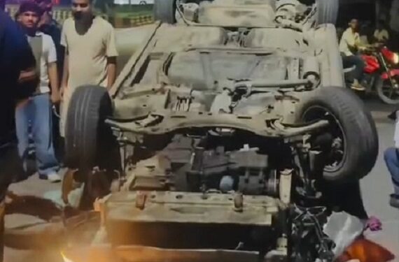 Jamshedpur accident : टिनप्लेट काली मंदिर के पास अनियंत्रित होकर पलटी कार, दो घायल Jamshedpur accident : टिनप्लेट काली मंदिर के पास अनियंत्रित होकर पलटी कार, दो घायल