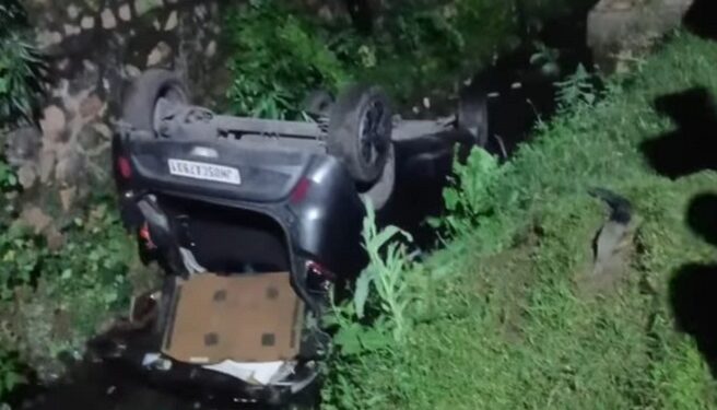 Jamshedpur accident : सिदगोड़ा में अनियंत्रित होकर नाले में गिरी कार, चालक घायल