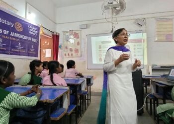 Jamshedpur rotary club : जेम्को कालीमाटी में रोटरी क्लब ऑफ जमशेदपुर वेस्ट ने मासिक धर्म स्वच्छता को लेकर किया जागरूक, सैनिटरी पैड का किया वितरण