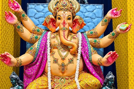 Jamshedpur ganesh puja : गोविंदपुर के राजा की 26 फीट ऊंची विशाल गणपति प्रतिमा बनी आकर्षण का केंद्र, लोक आस्था के महापर्व छठ पूजा की थीम पर बने पंडाल में विराजमान है गजानन गणपति