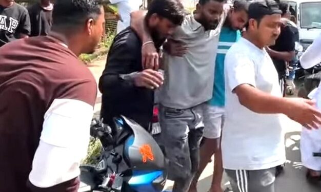 Jamshedpur accident : मानगो में तेज रफ्तार का कहर, सड़क हादसे में दो स्कूली बच्चे समेत तीन घायल Jamshedpur accident : मानगो में तेज रफ्तार का कहर, सड़क हादसे में दो स्कूली बच्चे समेत तीन घायल