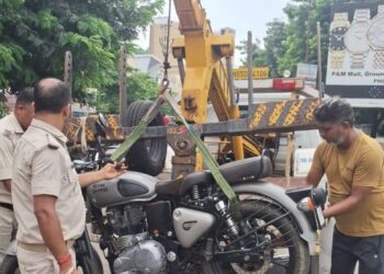Jamshedpur traffic police : बिष्टुपुर ट्रैफिक पुलिस ने मोडिफाइड साइलेंसर के खिलाफ की कार्रवाई, 8 वाहन जब्त