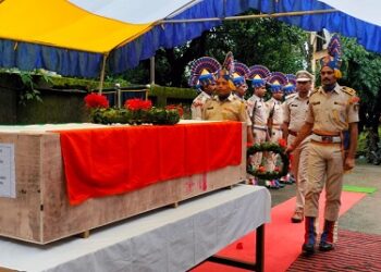 Jamshedpur rural jawan dies : मुसाबनी के सीआरपीएफ जवान की हार्ट अटैक से मौत, दी गई अंतिम विदाई Jamshedpur rural jawan dies : मुसाबनी के सीआरपीएफ जवान की हार्ट अटैक से मौत, दी गई अंतिम विदाई