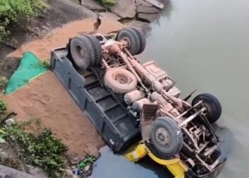 Saraikela chandil incident : गांगुडीह कैनाल में अनियंत्रित होकर गिरा बालू लदा टीपर, देखिए – video Saraikela chandil incident : गांगुडीह कैनाल में अनियंत्रित होकर गिरा बालू लदा टीपर, देखिए – video