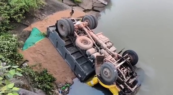 Saraikela chandil incident : गांगुडीह कैनाल में अनियंत्रित होकर गिरा बालू लदा टीपर, देखिए – video Saraikela chandil incident : गांगुडीह कैनाल में अनियंत्रित होकर गिरा बालू लदा टीपर, देखिए – video