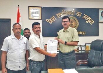 Jamshedpur rural gram pradhan met dc : 14 मौजा ग्राम प्रधान के प्रतिनिधिमंडल मिले उपायुक्त से, फर्जी ग्राम प्रधान पर कानूनी कार्रवाई की मांग