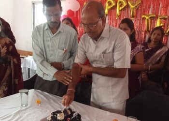 Jamshedpur rural school : शेफर्ड इंग्लिश मीडियम स्कूल धर्मडीह में केक काटकर मनाया गया शिक्षक दिवस, स्कूल के निर्देशक ने कहा बच्चे ही भविष्य के निर्माता है Jamshedpur rural school : शेफर्ड इंग्लिश मीडियम स्कूल धर्मडीह में केक काटकर मनाया गया शिक्षक दिवस, स्कूल के निर्देशक ने कहा बच्चे ही भविष्य के निर्माता है