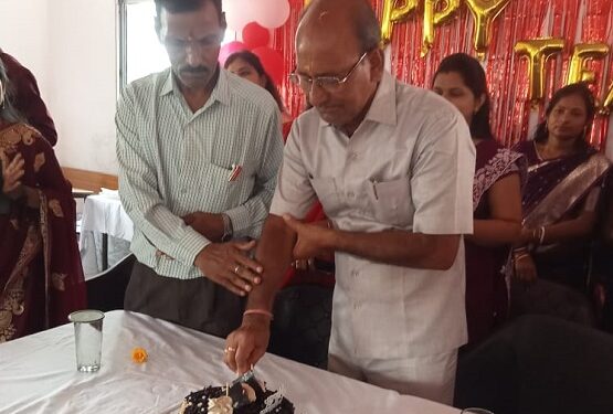 Jamshedpur rural school : शेफर्ड इंग्लिश मीडियम स्कूल धर्मडीह में केक काटकर मनाया गया शिक्षक दिवस, स्कूल के निर्देशक ने कहा बच्चे ही भविष्य के निर्माता है Jamshedpur rural school : शेफर्ड इंग्लिश मीडियम स्कूल धर्मडीह में केक काटकर मनाया गया शिक्षक दिवस, स्कूल के निर्देशक ने कहा बच्चे ही भविष्य के निर्माता है