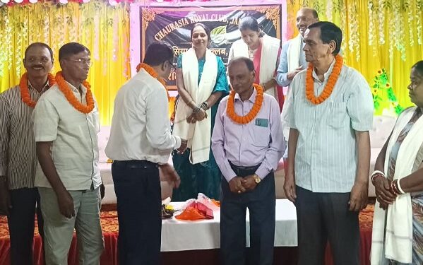 Jamshedpur chaurasia royal club : जमशेदपुर के चौरसिया रॉयल क्लब ने शिक्षक-शिक्षिकाओं को किया सम्मानित