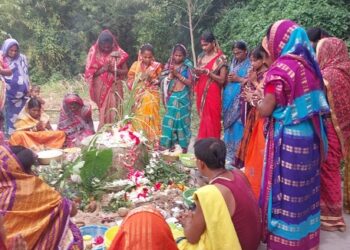 Jamshedpur rural puja: बहरागोड़ा के मधुआबेड़ा में भक्तिभाव के साथ संपन्न हुई षष्ठी पूजा, श्रद्धालुओं ने सुनी षष्ठी माता की कथा