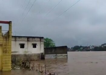 Jamshedpur flood : जमशेदपुर में फिर से बाढ़, खरकई और स्वर्णरेखा नदी खतरे के निशान से ऊपर बहने लगा, कई इलाके जलमग्न Jamshedpur flood : जमशेदपुर में फिर से बाढ़, खरकई और स्वर्णरेखा नदी खतरे के निशान से ऊपर बहने लगा, कई इलाके जलमग्न