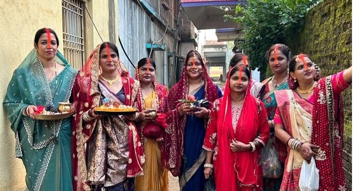 Jamshedpur teej : 24 घंटे के निर्जला उपवास के बाद जमशेदपुर में सुहागिनों ने किया तीज व्रत का पारण Jamshedpur teej : 24 घंटे के निर्जला उपवास के बाद जमशेदपुर में सुहागिनों ने किया तीज व्रत का पारण
