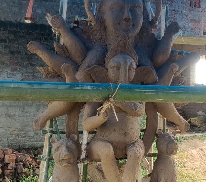 Jamshedpur rural ganesh puja : बामडोल में 10 फीट ऊंची गणेश की मूर्ति की होगी स्थापना, प्रतिमा बनाने में जुटे मूर्तिकार