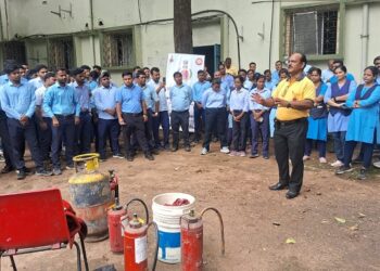 Tatanagar railway civil defence : रेल सिविल डिफेंस ने लोको पायलटों को प्राथमिक चिकित्सा एवं आपातकालीन सेवाओं का दिया विशेष प्रशिक्षण, प्रशिक्षक की अपील – घटनास्थल पर दर्शक नहीं मददगार बने Tatanagar railway civil defence : रेल सिविल डिफेंस ने लोको पायलटों को प्राथमिक चिकित्सा एवं आपातकालीन सेवाओं का दिया विशेष प्रशिक्षण, प्रशिक्षक की अपील – घटनास्थल पर दर्शक नहीं मददगार बने