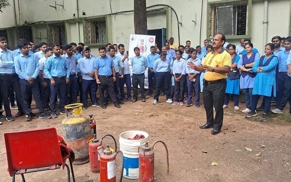 Tatanagar railway civil defence : रेल सिविल डिफेंस ने लोको पायलटों को प्राथमिक चिकित्सा एवं आपातकालीन सेवाओं का दिया विशेष प्रशिक्षण, प्रशिक्षक की अपील – घटनास्थल पर दर्शक नहीं मददगार बने