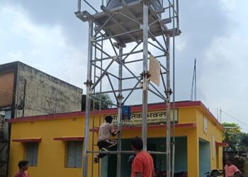 Sharpbharat news effect : शार्प भारत में प्रकाशित खबर के पश्चात पदाधिकारी ने कुलियंक गांव में ठप पड़े सोलर टंकी का करवाया मरम्मत