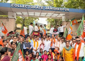 Jamshedpur bjp against hemant government : झारखंड की विभिन्न भर्ती परीक्षाओं में हुई धांधली के खिलाफ भाजपा जमशेदपुर महानगर का हल्लाबोल, सीबीआई जांच और छात्रों पर दर्ज मुकदमे वापसी की मांग को लेकर जिला उपायुक्त कार्यालय पर किया जोरदार प्रदर्शन, कार्यकर्ताओं में दिखा आक्रोश, देखिये – video