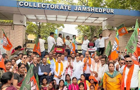 Jamshedpur bjp against hemant government : झारखंड की विभिन्न भर्ती परीक्षाओं में हुई धांधली के खिलाफ भाजपा जमशेदपुर महानगर का हल्लाबोल, सीबीआई जांच और छात्रों पर दर्ज मुकदमे वापसी की मांग को लेकर जिला उपायुक्त कार्यालय पर किया जोरदार प्रदर्शन, कार्यकर्ताओं में दिखा आक्रोश, देखिये – video Jamshedpur bjp against hemant government : झारखंड की विभिन्न भर्ती परीक्षाओं में हुई धांधली के खिलाफ भाजपा जमशेदपुर महानगर का हल्लाबोल, सीबीआई जांच और छात्रों पर दर्ज मुकदमे वापसी की मांग को लेकर जिला उपायुक्त कार्यालय पर किया जोरदार प्रदर्शन, कार्यकर्ताओं में दिखा आक्रोश, देखिये – video